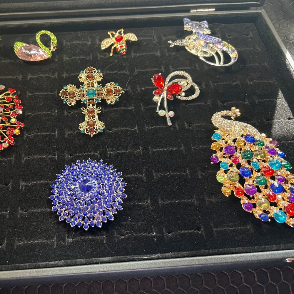 Wholesale 10 Ladies Brooches - Picture 2 of 2